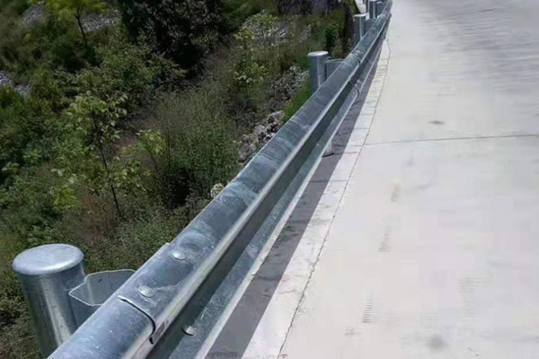 新疆优质的喷塑公路护栏板价格