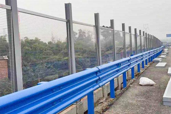 公路护栏厂家告诉您波形护栏安装时需要注意这些方面