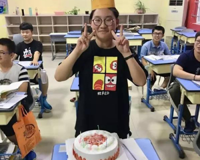 东方韩亚老师给学生过生日