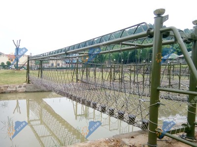 水上拓展訓練設備-水上吊樁橋
